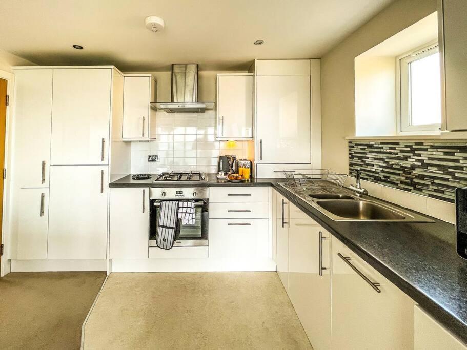 Soho Beach Apartment With Fabulous Sea View And 2 Minutes To The Beach With Free Parking And Netflix Bournemouth Eksteriør bilde
